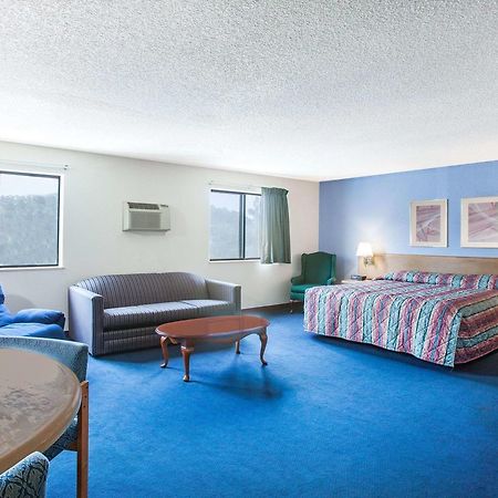 Hotel Super 8 By Wyndham Hot Springs Extérieur photo