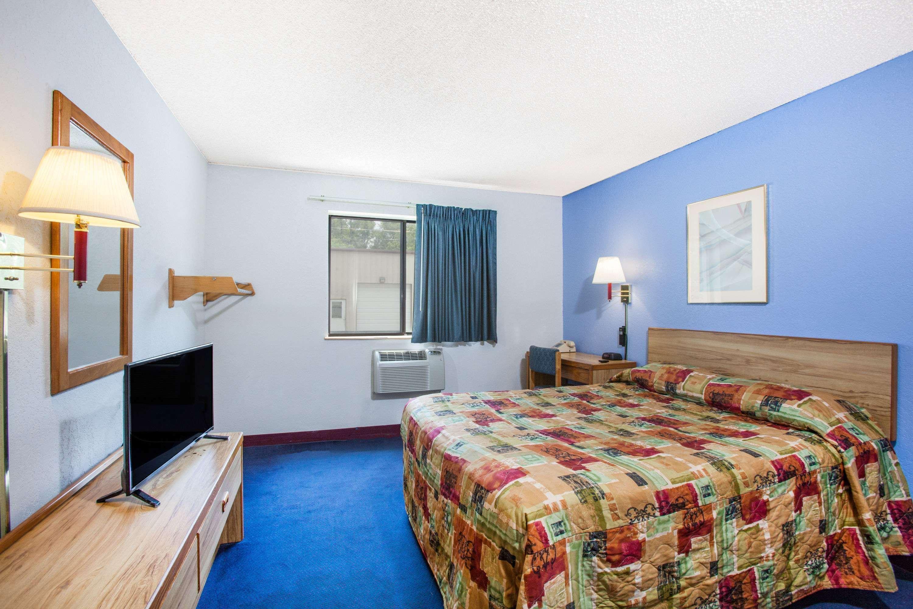 Hotel Super 8 By Wyndham Hot Springs Extérieur photo