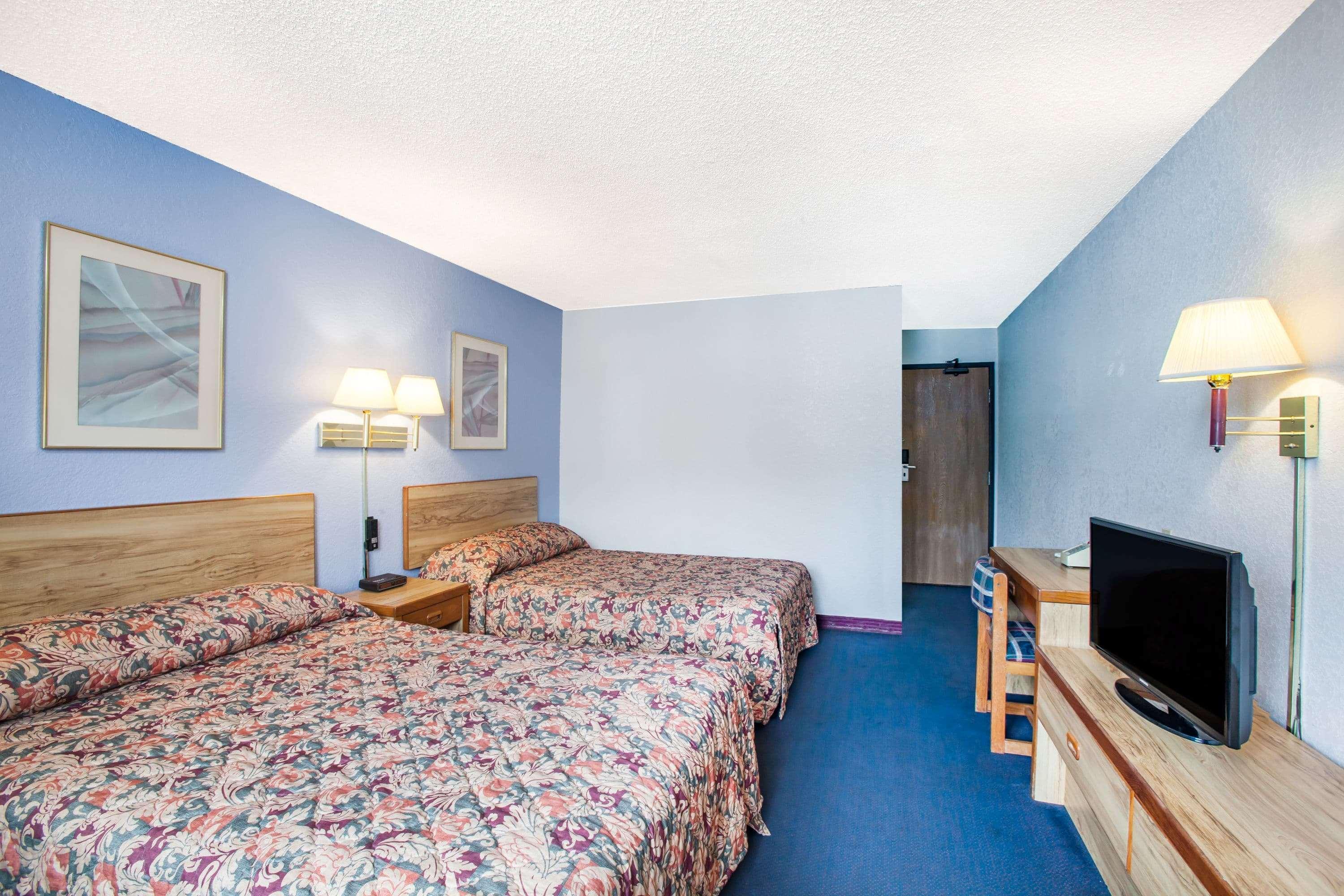 Hotel Super 8 By Wyndham Hot Springs Extérieur photo