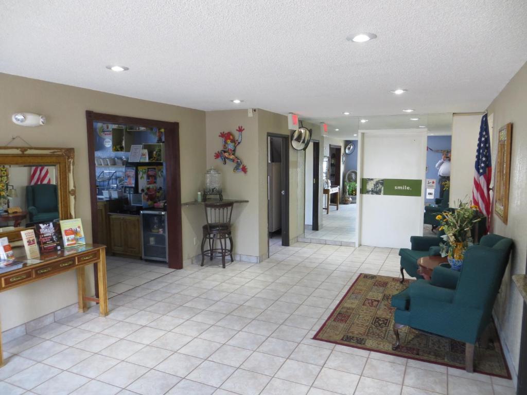 Hotel Super 8 By Wyndham Hot Springs Extérieur photo