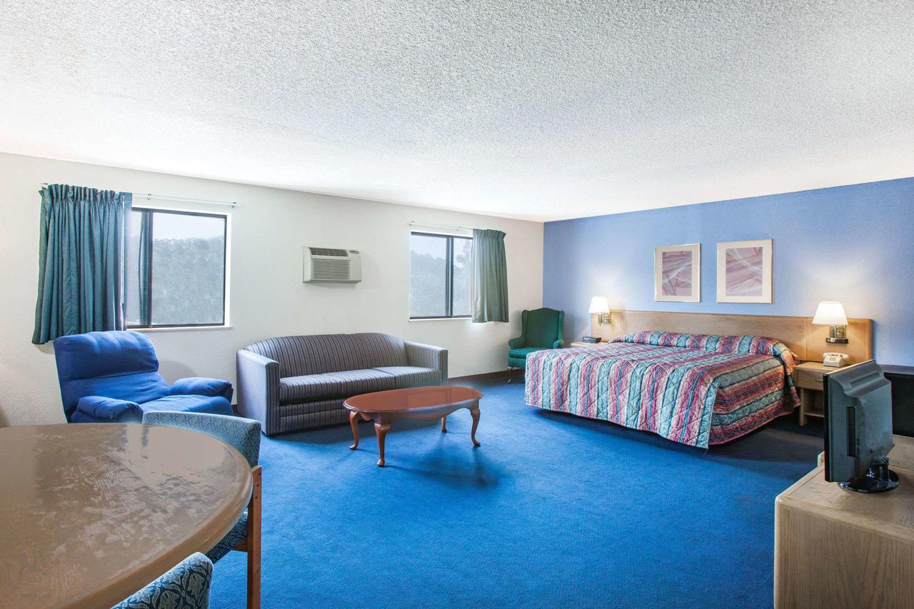 Hotel Super 8 By Wyndham Hot Springs Extérieur photo