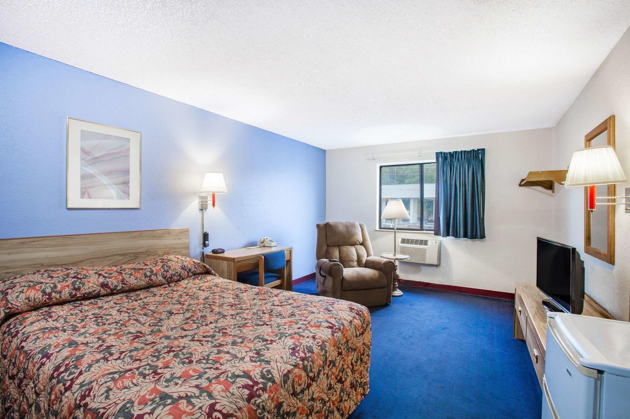 Hotel Super 8 By Wyndham Hot Springs Extérieur photo