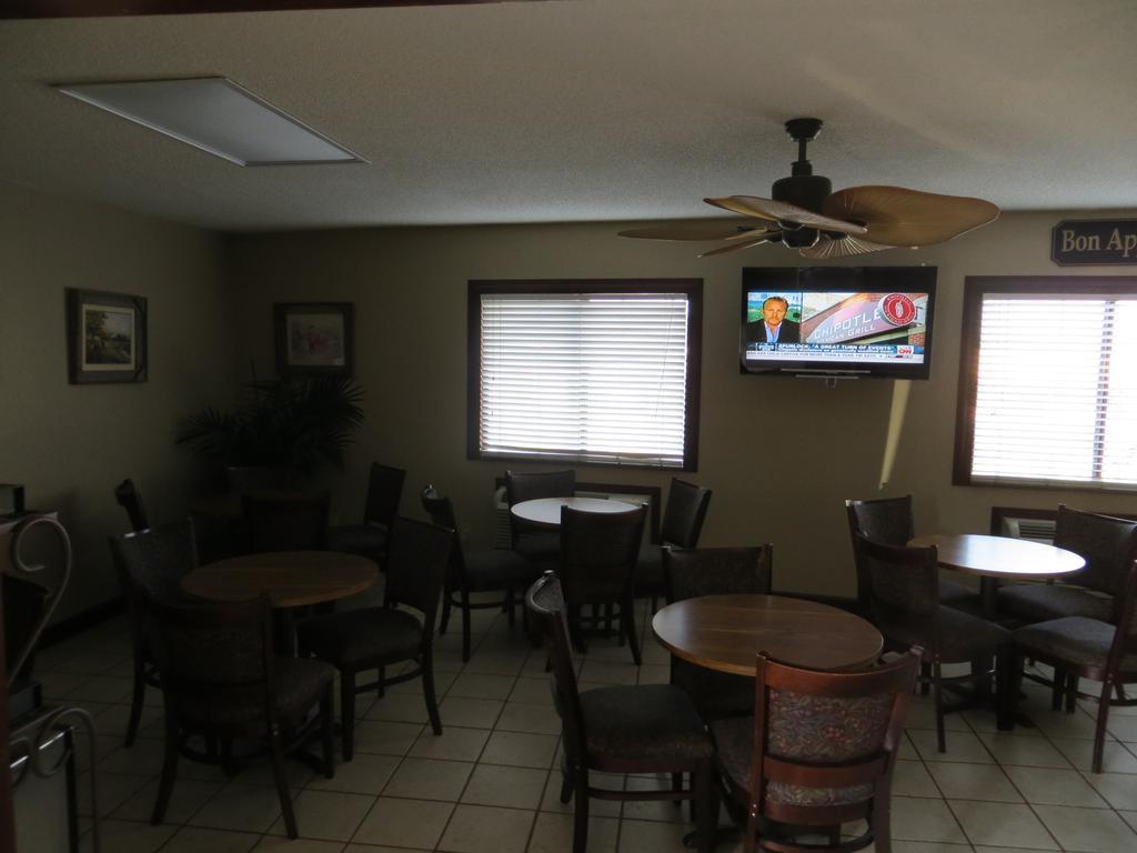 Hotel Super 8 By Wyndham Hot Springs Extérieur photo